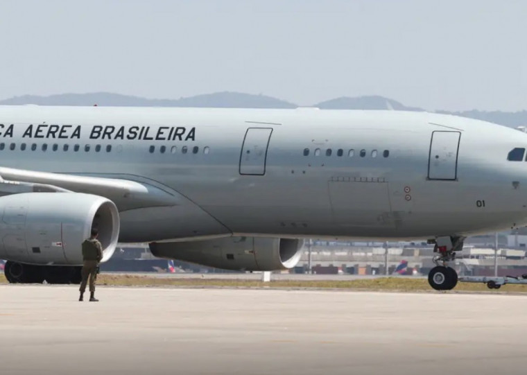 O avião KC-30 da Operação Raízes do Cedro decolou às 12h deste domingo (13)