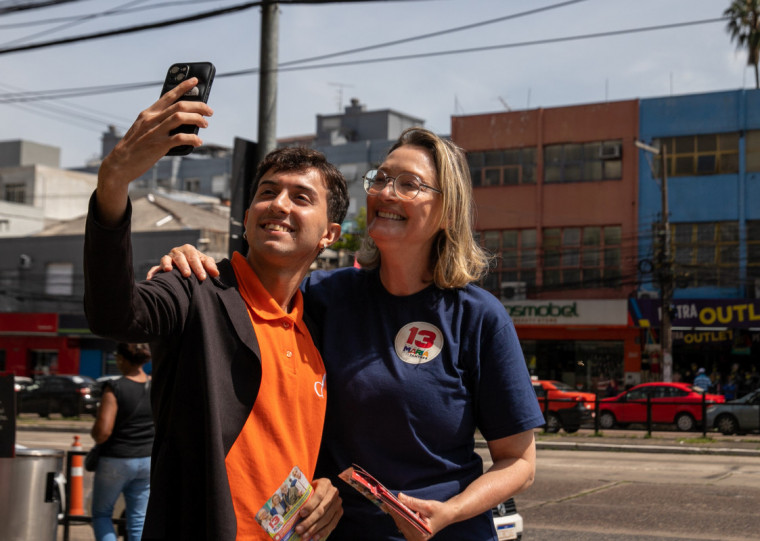 Candidata do PT esteve em frente ao shopping Bourbon Wallig na manhã desta segunda (14)