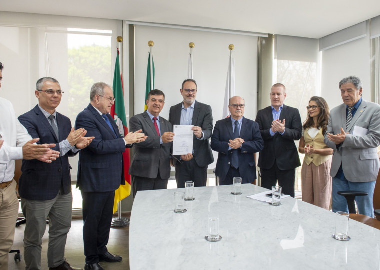 Ato no Legislativo marcou entrega do documento formulado com base na LDO aprovada pelos vereadores 