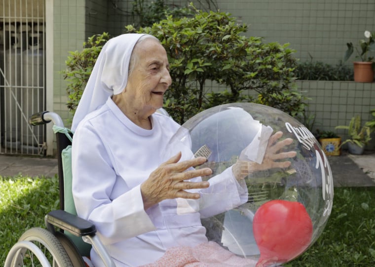 Inah Canabarro, mulher mais velha do mundo. Ela é freira da congregação Teresiana do Brasil, com residência em Porto Alegre.