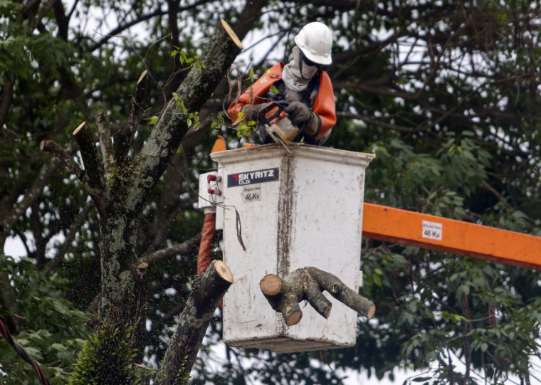 Cerca de 100 mil imóveis continuam sem energia elétrica na Grande São Paulo