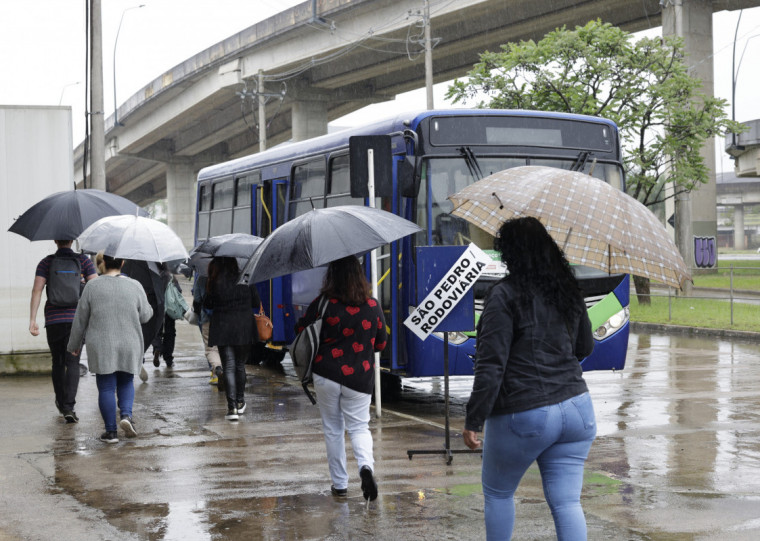 Usuários reclamam que na estação Aeroporto não há proteção contra chuva para os passageiros