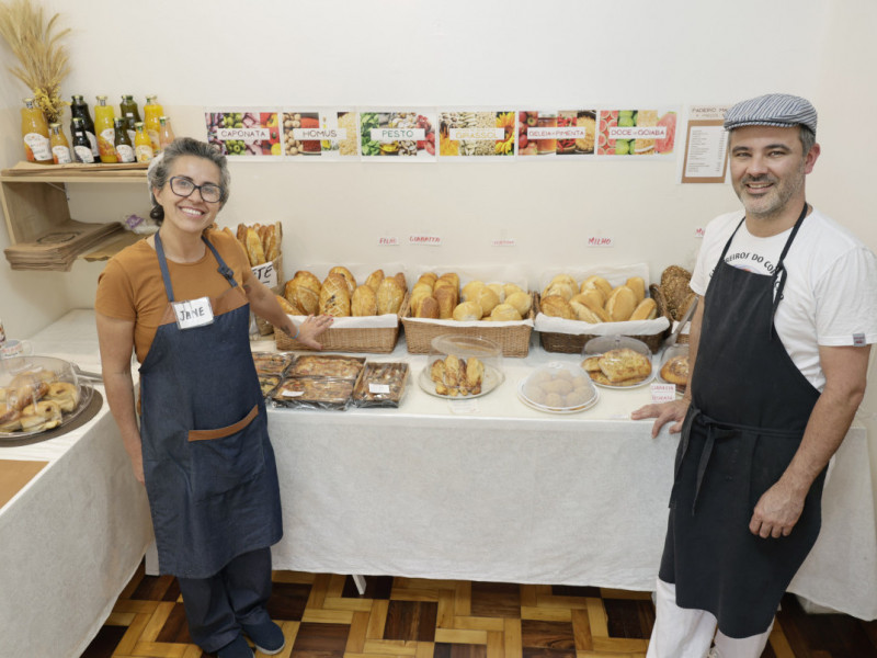 Jane Mousquer e Max Borba estão à frente da Padaria Artesanal Padeiro Max, que tem como foco os pães feitos a partir de fermentação natural Foto: TÂNIA MEINERZ/JC