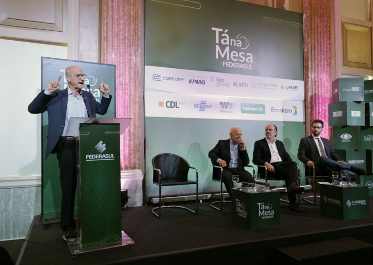 Vilson Noer (e), presidente da Federação Gaúcha do Varejo, psiquiatra Carlos Salgado, Rodrigo Sousa, presidente da Federasul, e Oscar Frank, economista da CDL, participaram do Tá na Mesa 