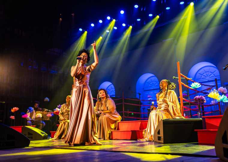 Na noite de quarta-feira (16), o palco principal do Theatro São Pedro recebeu o show musical Ela Disse-me Assim, que deu o pontapé inicial às atividades propostas pelo festival