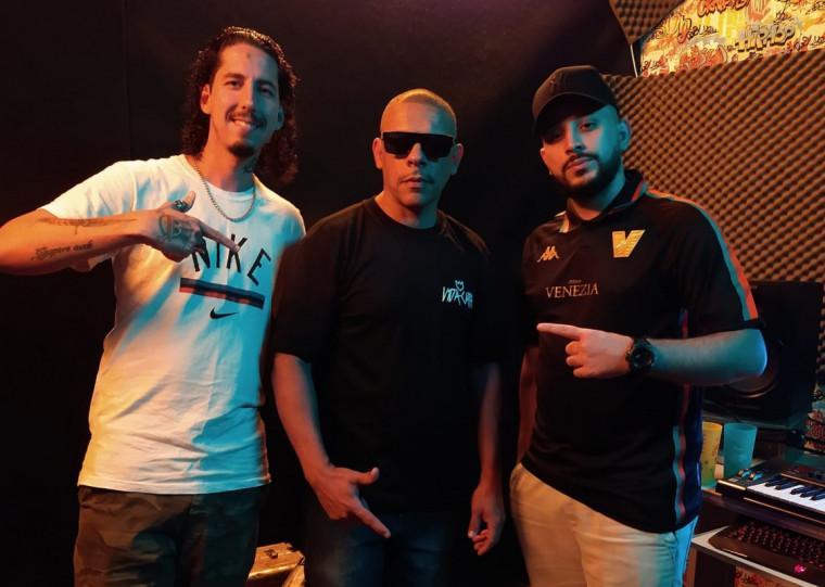 Baltazar MC (esquerda) com DJ Deeley e Jay-Gueto: 