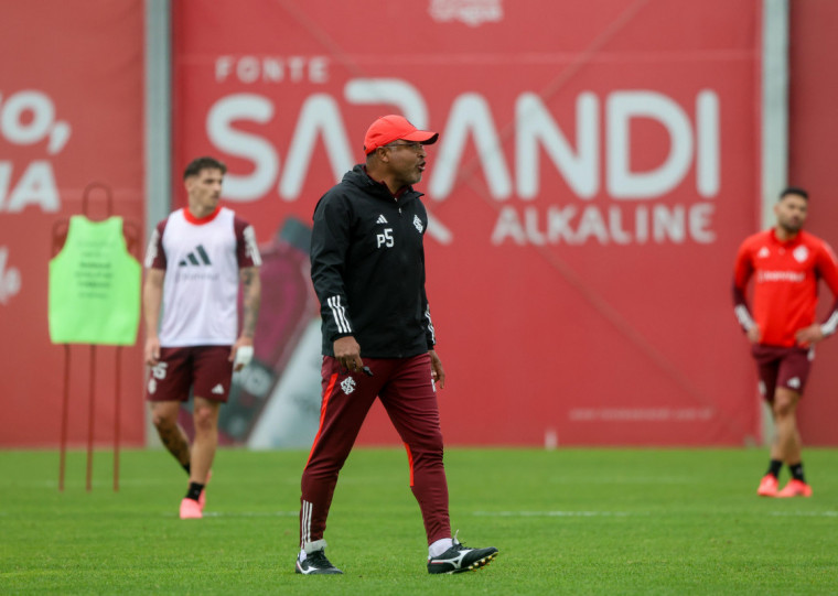 Técnico colorado tem vasta experiência no clássico vestindo as cores do rival