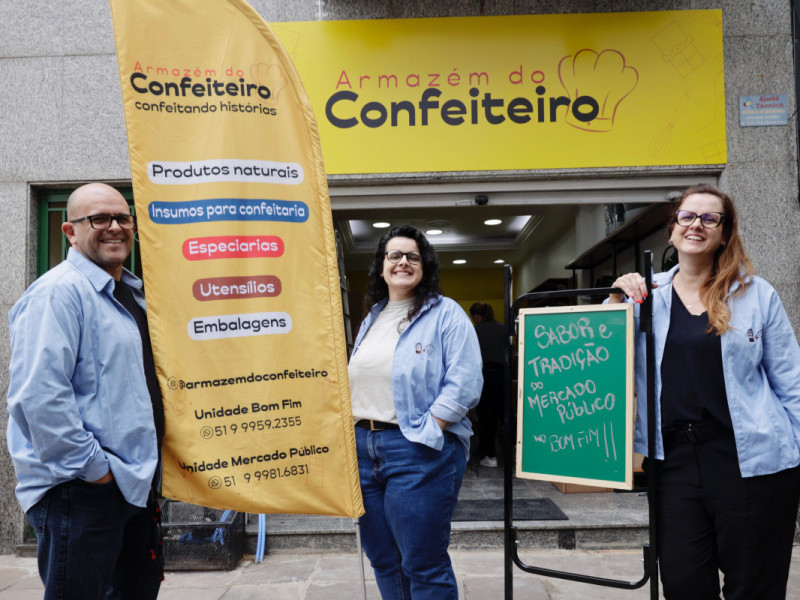 Telmo Kader, Carolina Kader e D&eacute;bora Cristina Rosa Kader est&atilde;o &agrave; frente do Armaz&eacute;m do Confeiteiro Foto: T&Acirc;NIA MEINERZ/JC