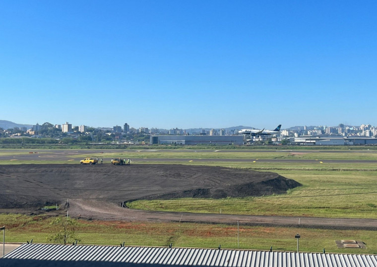 Pouso de um voo da Azul, vindo de Campinas, às 8h03, marcou a retomada do aeroporto