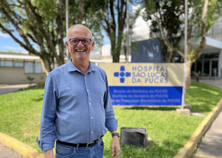 Fachi é graduado como Bacharel e Licenciatura em Teologia pela Pucrs