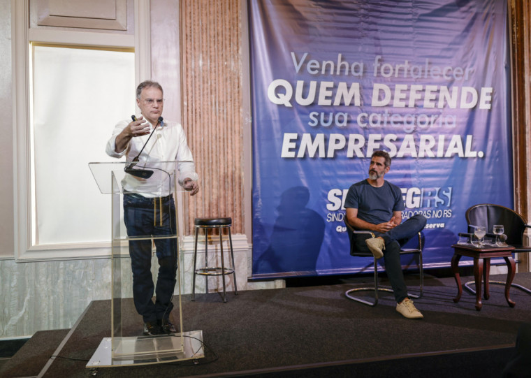 César Saut e Humberto Sardenberg participaram da reunião-almoço do Mercado Segurador 