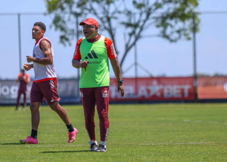 Técnico Roger Machado ainda tem dois treinos para definir o time que visita o Atlético-MG