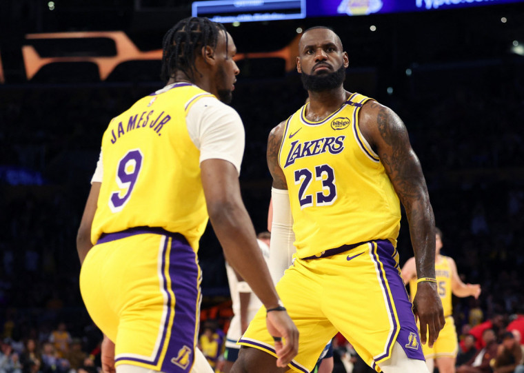 LeBron, de 39 anos, e o filho Bronny, 20, formaram a parceria em quadra