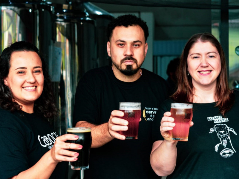 Helena Legunes, Roger Moraes e Michelle Vieceli s&atilde;o os nomes por tr&aacute;s da N&uacute;cleo Cervejaria.  Foto: Tato Borges/N&uacute;cleo Cervejaria/Divulga&ccedil;&atilde;o JC