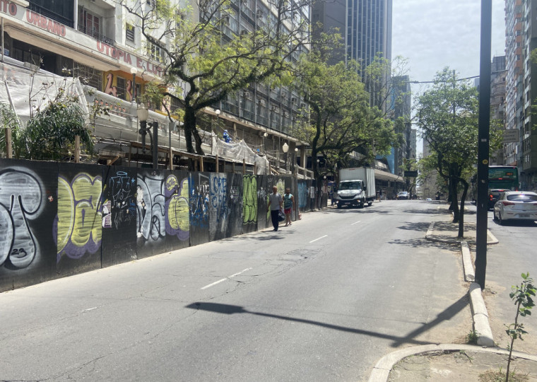 Pedestres acabam utilizando a via para caminhar ao longo da Avenida Borges de Medeiros 