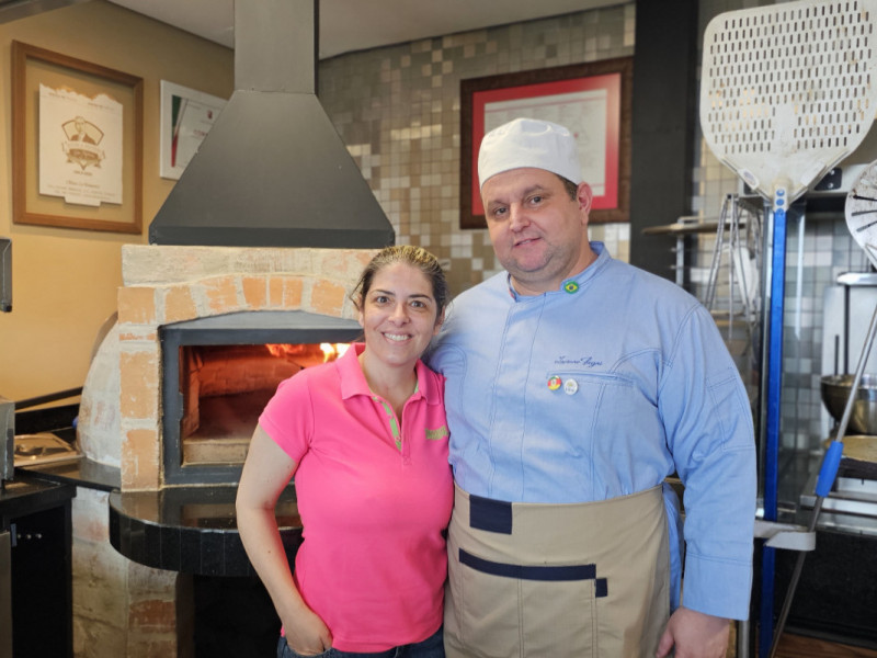 Daiane e Luciano Begni comandam a Villa Positano Pizzaria Spritz na Zona Sul da Capital Foto: NATHAN LEMOS/JC