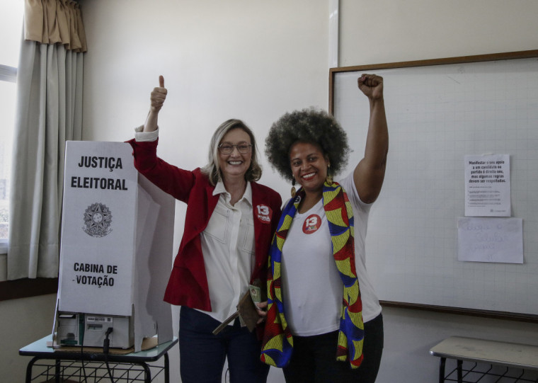 Candidata do PT, Maria do Rosário votou por volta das 9h30min ao lado da vice Tamyres