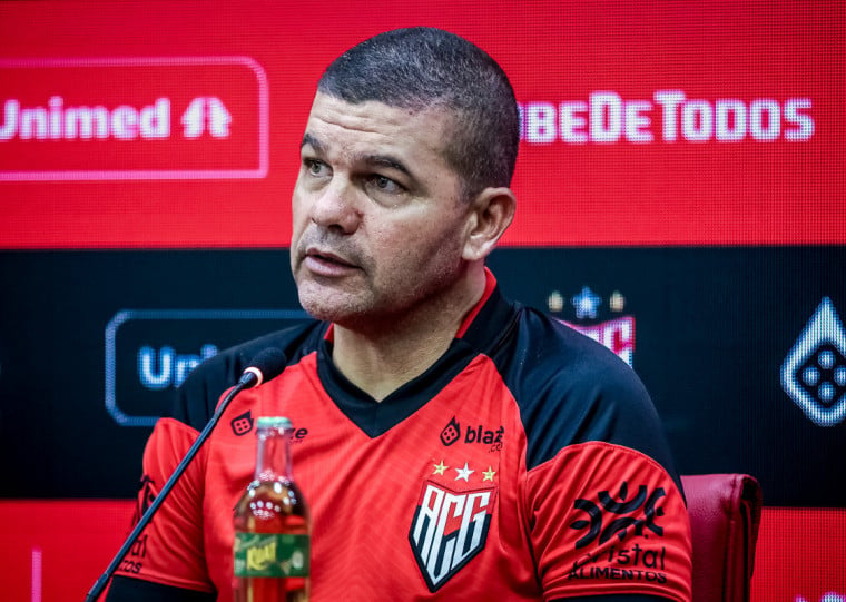 No comando da equipe, o treinador teve três vitórias, um empate e sete derrotas