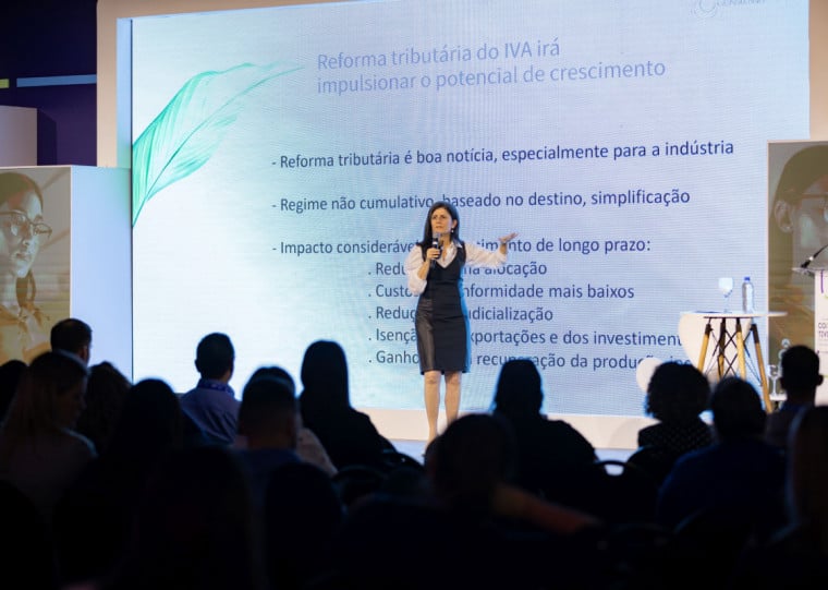 Economista Zeina Latif pede foco em reformas e investimento em educação durante evento da Ocergs em Porto Alegre