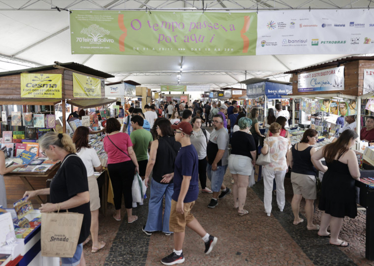 Público busca livros em meio a bancas de livreiros na Praça da Alfândega, no Centro Histórico