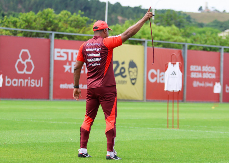 Técnico colorado defenderá uma sequência de 12 jogos invictos no duelo com os catarinenses