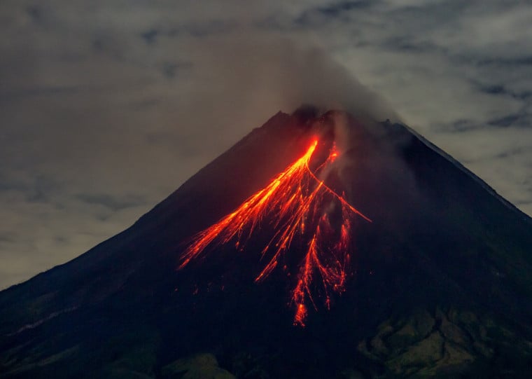 Localizado na ilha de Flores, o monte Lewotobi Laki-laki entrou em erupção às 12h57 do domingo 