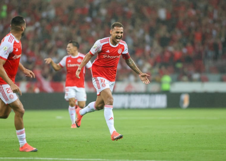 Alan Patrick, de falta, marcou o primeiro gol da vitória colorada no Beira-Rio