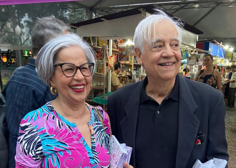 Aninha Comas e Carlos Eduardo Comas chegando na Feira do Livro para os autógrafos