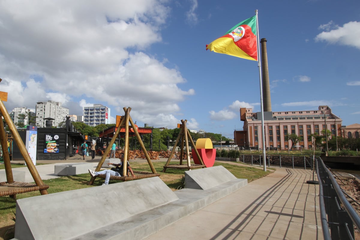 Bandeira do Rio Grande do Sul fincada na borda da área virou símbolo do retorno | THAYNÁ WEISSBACH/JC