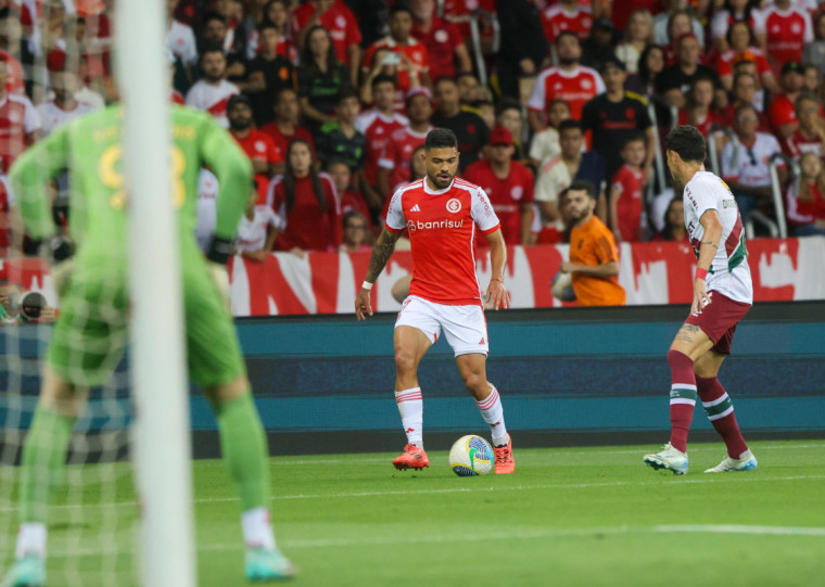 Bruno Tabata deu assistência para o primeiro gol da partida, porém o mesmo foi invalidado