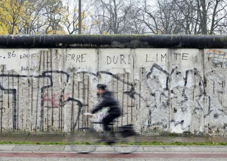 Trechos do muro foram preservados e se tornaram pontos turísticos na capital alemã