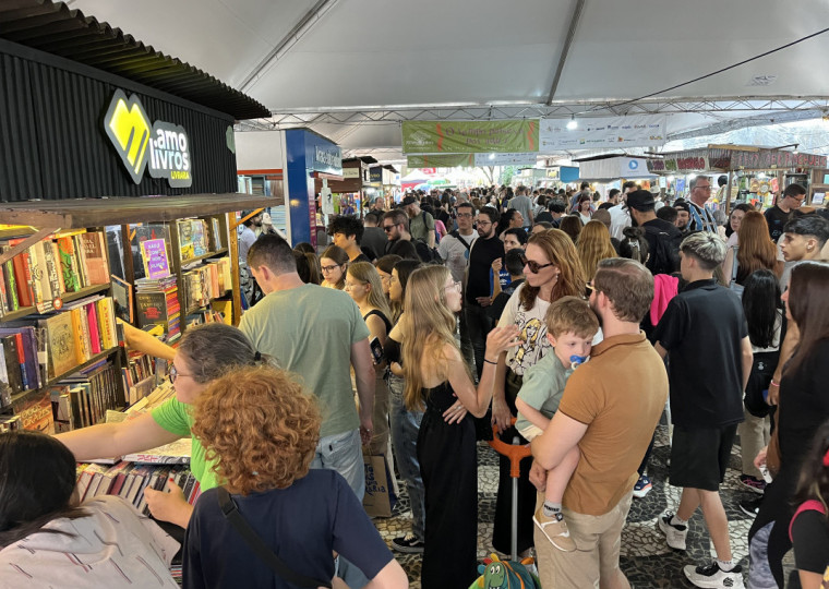 Sábado teve movimento intenso de público na Feira do Livro, impulsionando as vendas