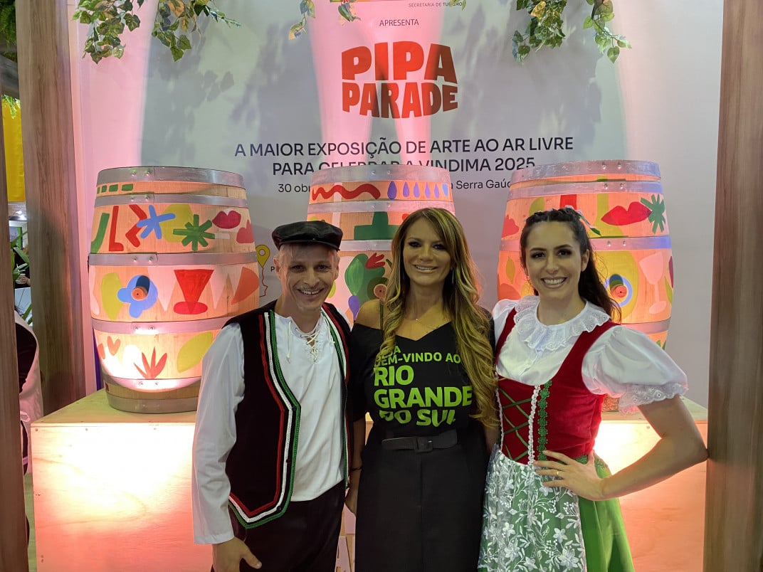 Claudia Mara Borges (c), da Setur, mostrou algumas das pipas (ao fundo) que já começaram a ser pintadas por artistas para o Pipa Parade | Paula Sória Quedi/Especial/JC