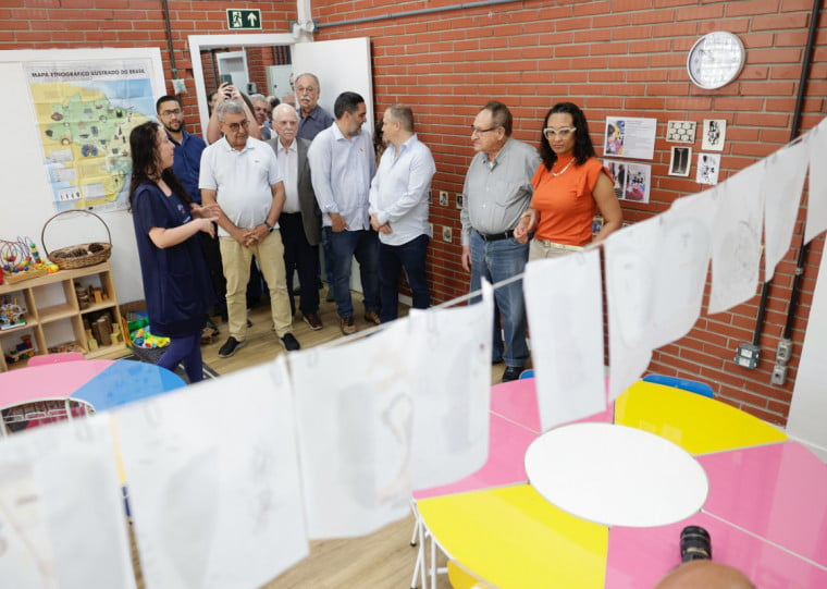 Empresários, diretora da escola e prefeito de Porto Alegre participaram do ato de inaguração das melhorias na escola