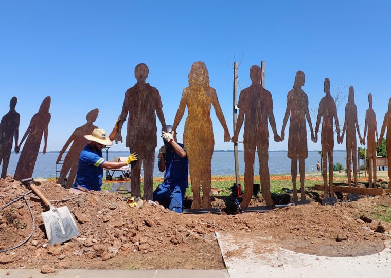 Monumento ao Voluntário Anônimo, criado por Siron Franco, é uma iniciativa do Instituto de Estudos Empresariais (IEE) e está instalado no Pontal Parque