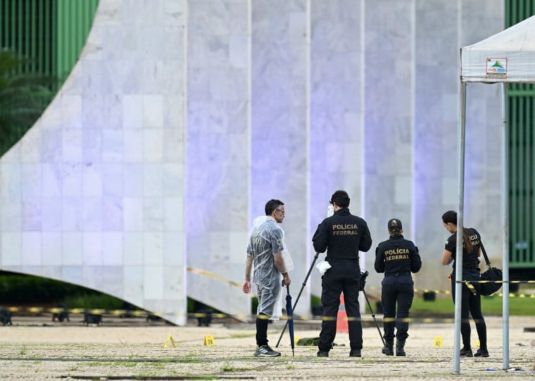 Policiais fizeram varredura na área onde ocorreram as explosões na Praça dos Três Poderes