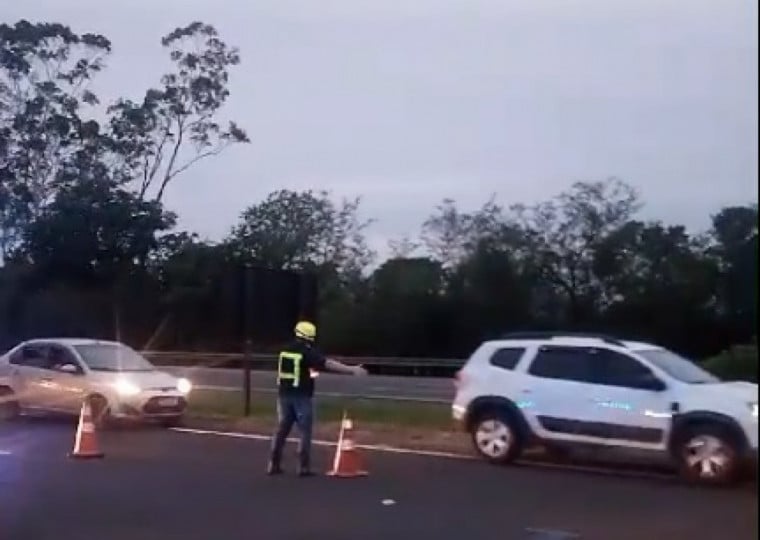 Apenas uma pista está liberada para a passagem dos veículos neste domingo