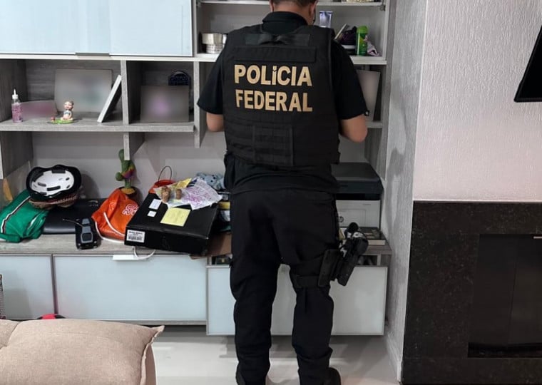 Mais de 30 policiais federais participam das buscas e apreensões nesta manhã