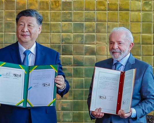 Brasil e governo chinês assinam entendimentos para promoção da indústria com foco sustentável