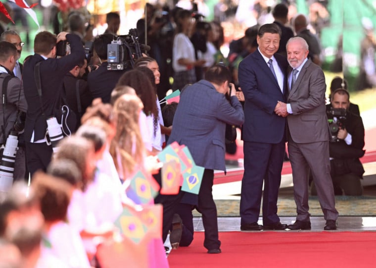 Xi Jinping foi recebido por Lula, em cerimônia para chefes de Estado, no Palácio da Alvorada 