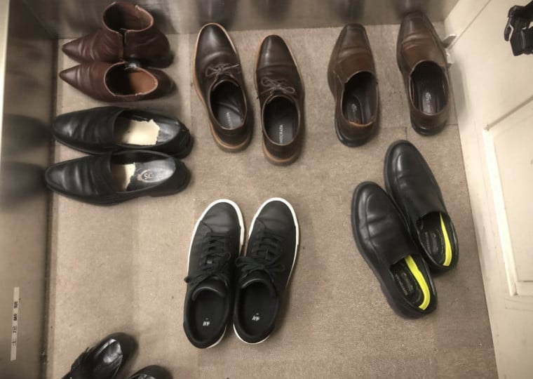 Sapatos da comitiva gaúcha ficavam, na entrada de ambientes durante agendas no Japão