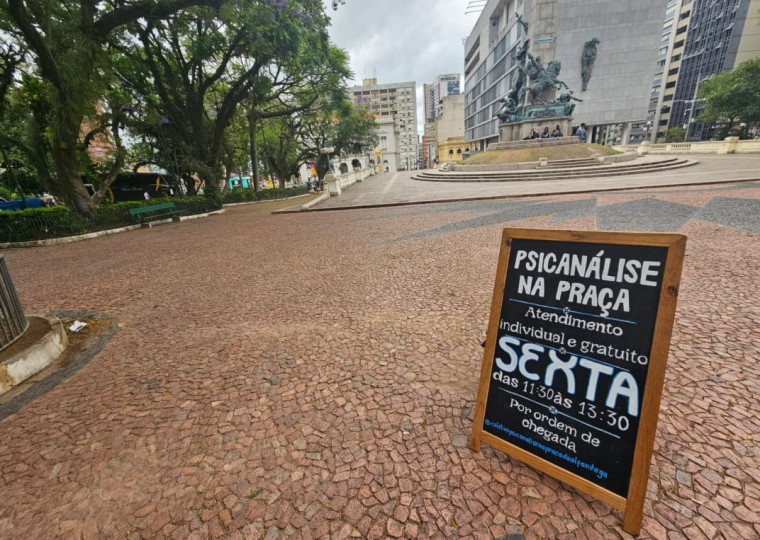 Placa de psicanálise de graça na Praça da Matriz, Centro de Porto Alegre