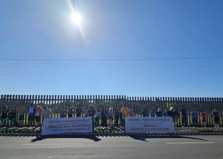 Protesto teve abraço simbólico ao terreno que receberá empreendimento do Grupo Zaffari