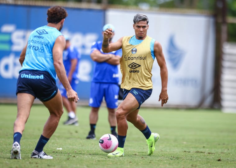 Arezo manifestou publicamente seu descontentamento com a situação vivida no Tricolor