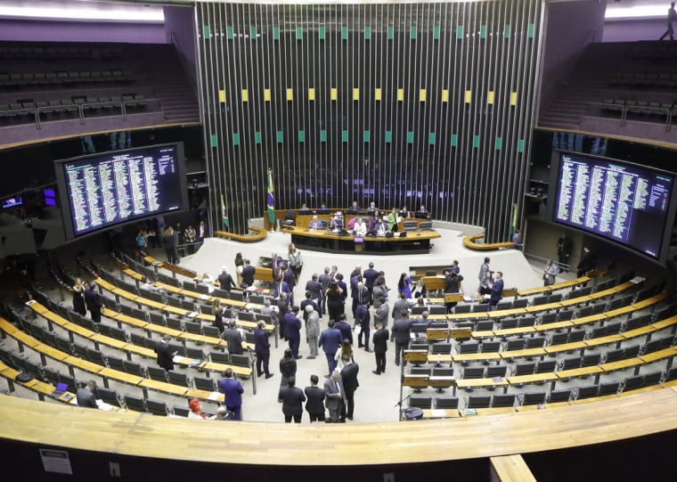 No primeiro turno de votação, o placar foi de 344 a 154, uma margem larga em relação ao mínimo de 308 votos necessários para uma alteração constitucional