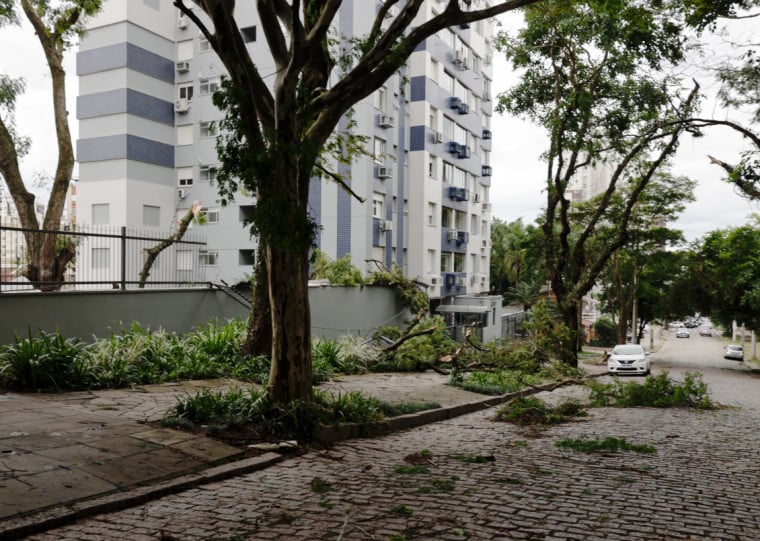 Um muro caiu na rua Libero Badaró durante o temporal que atingiu a Capital