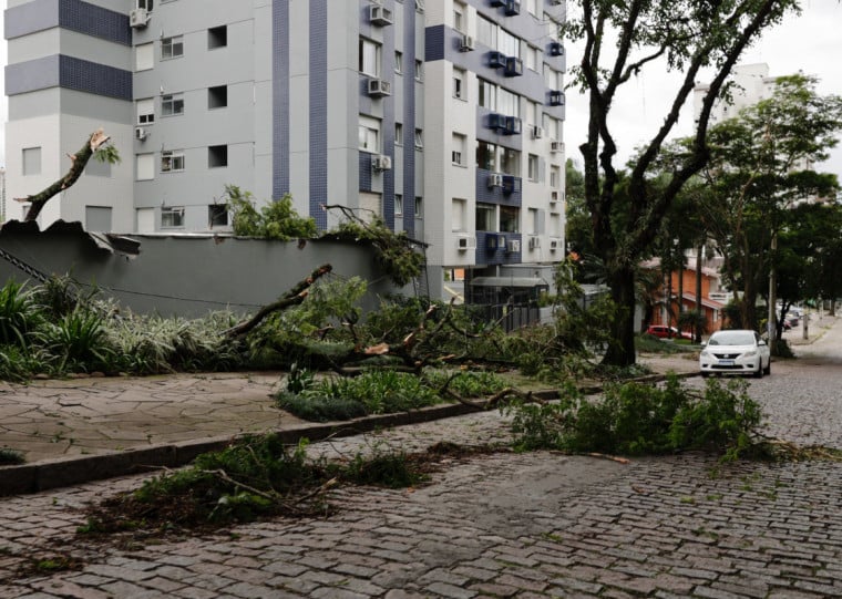 Na Capital, houve registros de árvores caídas, como na rua Líbero Badaró