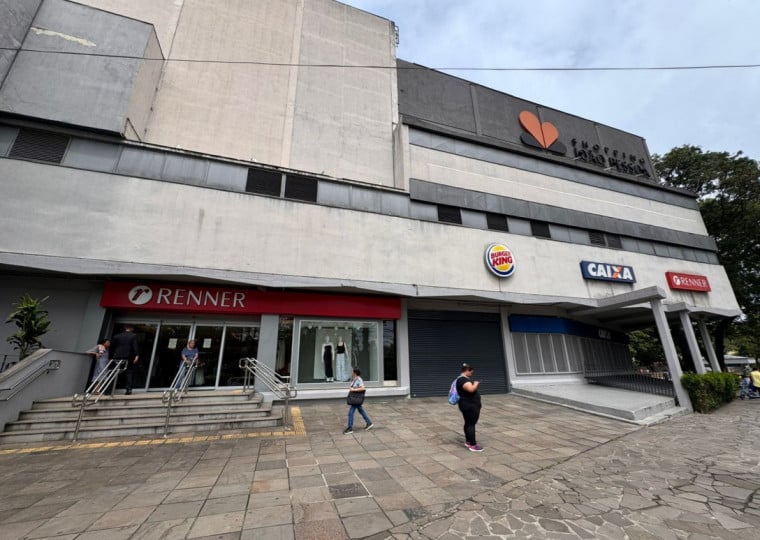 No shopping, a filial da Renner, mesmo com gerador próprio, mantinha-se fechada