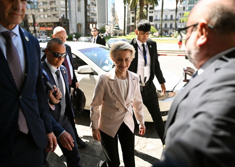 A presidente da Comissão Europeia, Ursula von der Leyen, chegou na quinta-feira ao Uruguai