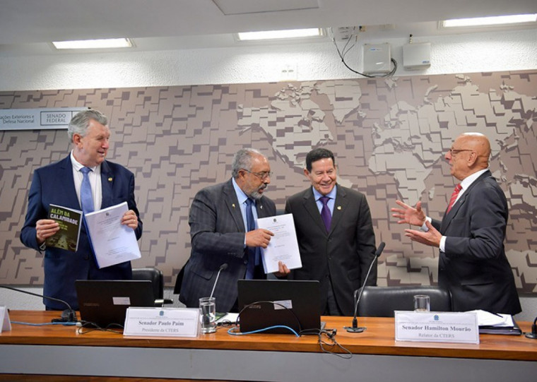 Senadores gaúchos Paulo Paim (PT), Hamilton Mourão (Republicanos) e Luis Carlos Heinze (PP) aprovaram o relatório